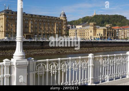 Hotel Maria Cristina und Teatro Victoria Eugenia. Fluss Urumea, Donostia, San Sebastian, Gipuzkoa, Euskadi. Spanien. Stockfoto