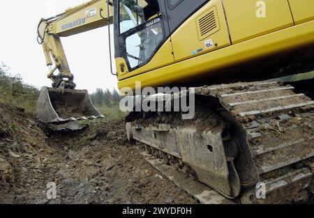 Bau eines Waldweges mit schwarzer Schlacke aus der Gießerei. Ormaiztegi, Guipúzcoa. Euskadi, Spanien. Stockfoto