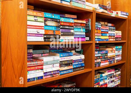 Regale mit gebrauchten Taschenbüchern zum Verkauf in einem Second-Hand-Geschäft oder einem Gebrauchtbuchgeschäft in Montgomery Alabama, USA. Stockfoto