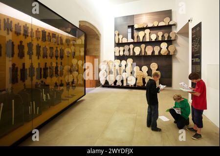 Sammlung von ´Argizaiolas´ und Grabstelen im Tellenkloster des ehemaligen Dominikanerklosters (16. Jahrhundert), Museo San Telmo Museum, San Sebastian, Gipuzkoa, Baskenland, Spanien. Stockfoto