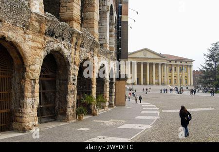 Arena, römisches Amphitheater und Palazzo Barbieri, heute Rathaus, auf dem Bra-Platz. Verona. Veneto, Italien. Stockfoto