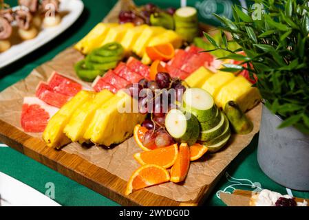 Lebendige und frische geschnittene Obstsorte auf einem hölzernen Schneidebrett für eine gesunde Gastronomie. Stockfoto