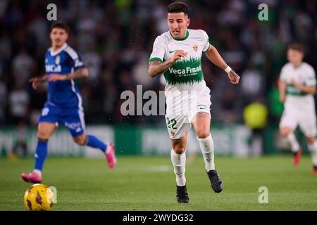 ELCHE, SPANIEN – 5. APRIL: Nico Fernandez, linker Rückspieler von Elche CF, spielt mit dem Ball während des LaLiga Hypermotion-Spiels zwischen Elche CF und Real Oviedo im Manuel Martinez Valero Stadium am 5. April 2024 in Elche, Spanien. (Foto Von Francisco Macia/Foto-Player-Bilder) Stockfoto