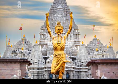 Statue von Nilkanth Varni mit dem Akshardham Mahamandir Tempel hinten in BAPS New Jersey, USA Stockfoto