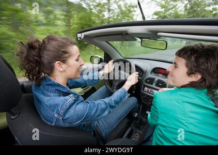 Freunde im Cabrio, Gipuzkoa, Euskadi. Spanien. Stockfoto