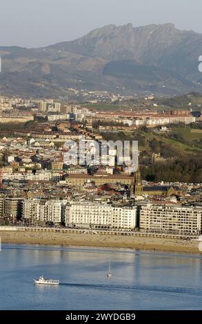 La Concha-Bucht. Kathedrale Buen Pastor. Peñas de Aya hinten. Donostia, San Sebastian. Euskadi. Spanien. Stockfoto