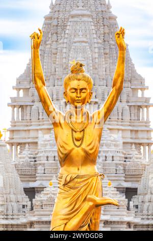 Statue von Nilkanth Varni mit dem Akshardham Mahamandir Tempel hinten in BAPS New Jersey, USA Stockfoto