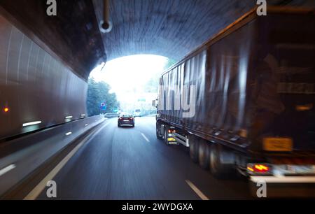 Lkw, Verkehr, Tunnelstraße, Autobahn, Baskenland, Spanien. Stockfoto