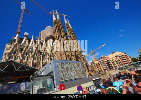 Touristenbus. Basílica de la Sagrada Familia von Antonio Gaudí. Barcelona. Katalonien. Spanien. Stockfoto