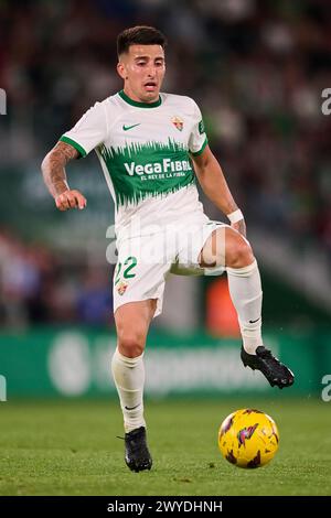 ELCHE, SPANIEN – 5. APRIL: Nico Fernandez, linker Rückspieler von Elche CF, spielt mit dem Ball während des LaLiga Hypermotion-Spiels zwischen Elche CF und Real Oviedo im Manuel Martinez Valero Stadium am 5. April 2024 in Elche, Spanien. (Foto Von Francisco Macia/Foto-Player-Bilder) Stockfoto