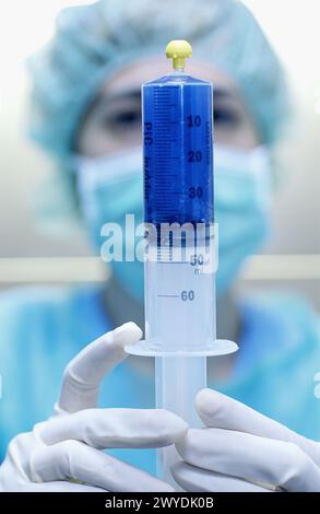 Antibiotikavorbereitung bei der Chemikerin des Krankenhauses. Stockfoto
