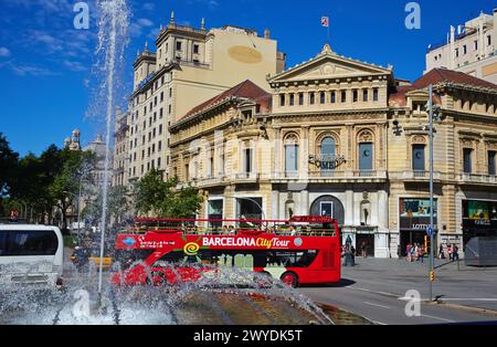 Touristenbus. Gran Via de las Corts Catalanes. Passeig de Gracia. Barcelona. Katalonien. Spanien. Stockfoto