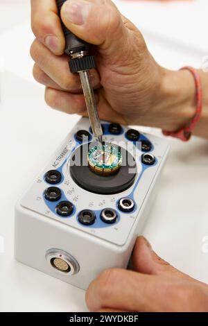 Putting Nanodevice on PPMS (Physical Property Measurement System) Probenhalter, Advanced Physical Characteriszation Laboratory, CIC nanoGUNE, Nanoscience Cooperative Research Center, San Sebastian, Gipuzkoa, Euskadi, Spanien. Stockfoto