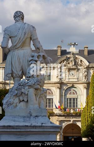 Enrique IV Skulptur, Hotel de Ville, Lace Royale, Pau, Pyrenäen - Atlantiques, Aquitaine, Frankreich. Stockfoto