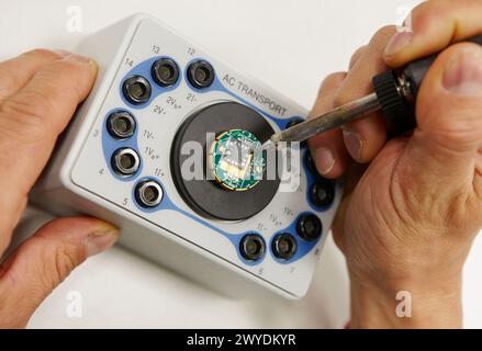 Putting Nanodevice on PPMS (Physical Property Measurement System) Probenhalter, Advanced Physical Characteriszation Laboratory, CIC nanoGUNE, Nanoscience Cooperative Research Center, San Sebastian, Gipuzkoa, Euskadi, Spanien. Stockfoto