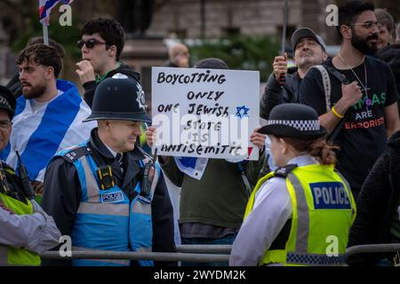 London, Großbritannien. April 2024. Al-Quds-Tag-marsch durch Westminster, organisiert von der Islamischen Menschenrechtskommission (IHRC). Hunderte treffen sich zu dem pro-palästinensischen Ereignis, das vor dem Innenministerium in der Marsham Street in Richtung Whitehall marschiert. Gegen den marsch protestierten pro-israelische Unterstützer (im Bild), die sich auf dem Parlamentsplatz versammelt hatten. Trotz schwerer Polizeilinien mit Barrieretrennung kam es zu Zusammenstößen und Festnahmen. Guy Corbishley/Alamy Live News Stockfoto