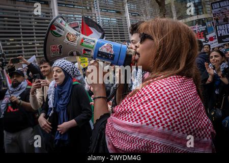 London, Großbritannien. April 2024. Al-Quds-Tag-marsch durch Westminster, organisiert von der Islamischen Menschenrechtskommission (IHRC). Hunderte treffen sich zu dem pro-palästinensischen Ereignis, das vor dem Innenministerium in der Marsham Street in Richtung Whitehall marschiert. Gegen den marsch protestierten pro-israelische Unterstützer, die sich auf dem Parlamentsplatz versammelt hatten. Trotz schwerer Polizeilinien mit Barrieretrennung kam es zu Zusammenstößen und Festnahmen. Guy Corbishley/Alamy Live News Stockfoto