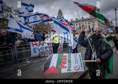 London, Großbritannien. April 2024. Al-Quds-Tag-marsch durch Westminster, organisiert von der Islamischen Menschenrechtskommission (IHRC). Hunderte treffen sich zu dem pro-palästinensischen Ereignis, das vor dem Innenministerium in der Marsham Street in Richtung Whitehall marschiert. Gegen den marsch protestierten pro-israelische Unterstützer (im Bild), die sich auf dem Parlamentsplatz versammelt hatten. Trotz schwerer Polizeilinien mit Barrieretrennung kam es zu Zusammenstößen und Festnahmen. Guy Corbishley/Alamy Live News Stockfoto