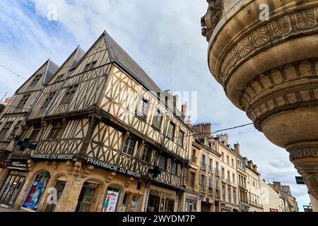 Traditionelle Gebäude im Tudor-Stil mit Fachwerk in Rue de la Liberte, Dijon, Cote d'Or, Burgund, Bourgogne, Frankreich, Europa. Stockfoto