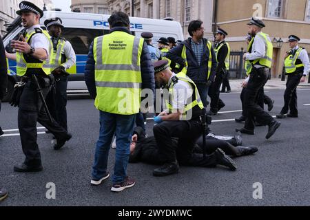 London, UK, 5. April 2024. Gegen Ende des Al-Quds-Tages-marsches vor Whitehall wurden mehrere Verhaftungen verhaftet, als eine große Anzahl von Polizisten in der Gegend stationiert war. Quelle: Eleventh Photography/Alamy Live News Stockfoto
