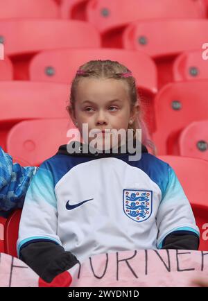 London, Großbritannien. April 2024. England Fans beim Qualifikationsspiel der Frauen-Europameisterschaft zwischen England Frauen gegen Schweden Frauen im Wembley Stadion, London am 5. April 2024 Credit: Action Foto Sport/Alamy Live News Stockfoto