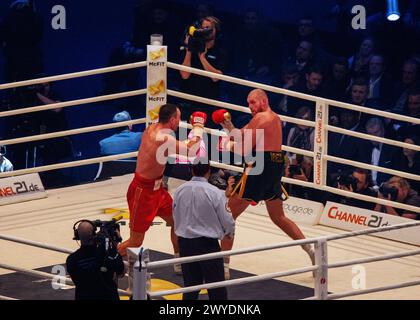 28.11.2015 Düsseldorf, GER British Boxer Tyson Fury oder Klitschko in Angriff oder Verteidigung Mitte des Kampfes Stockfoto