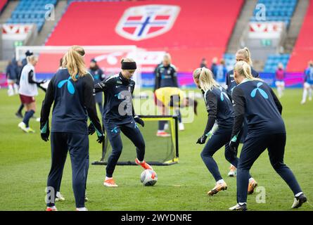 Oslo, Norwegen. April 2024. Oslo, Norwegen, 5. April 2024: Norwegische Spieler werden während des Aufwärmens vor dem Fußballspiel der UEFA Womens European Qualifier zwischen Norwegen und Finnland im Ullevaal Stadium in Oslo, Norwegen (Ane Frosaker/SPP) Foto: SPP Sport Press Photo. /Alamy Live News Stockfoto