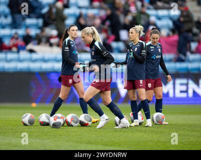 Oslo, Norwegen. April 2024. Oslo, Norwegen, 5. April 2024: Norwegische Spieler werden während des Aufwärmens vor dem Fußballspiel der UEFA Womens European Qualifier zwischen Norwegen und Finnland im Ullevaal Stadium in Oslo, Norwegen (Ane Frosaker/SPP) Foto: SPP Sport Press Photo. /Alamy Live News Stockfoto