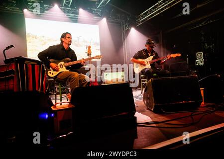 Mailand, Italien. April 2024. Tommy Guerrero, eine Skate-Legende und Musiker, tritt live bei einem Konzert im Circolo Magnolia in Mailand auf. Quelle: SOPA Images Limited/Alamy Live News Stockfoto