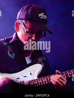 Mailand, Italien. April 2024. Tommy Guerrero, eine Skate-Legende und Musiker, tritt live bei einem Konzert im Circolo Magnolia in Mailand auf. Quelle: SOPA Images Limited/Alamy Live News Stockfoto