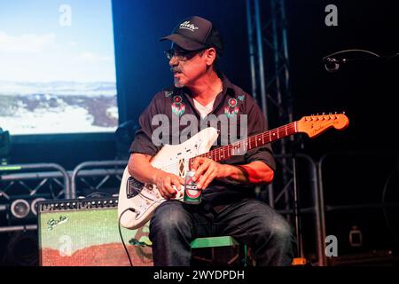 Mailand, Italien. April 2024. Tommy Guerrero, eine Skate-Legende und Musiker, tritt live bei einem Konzert im Circolo Magnolia in Mailand auf. (Foto: Mairo Cinquetti/SOPA Images/SIPA USA) Credit: SIPA USA/Alamy Live News Stockfoto