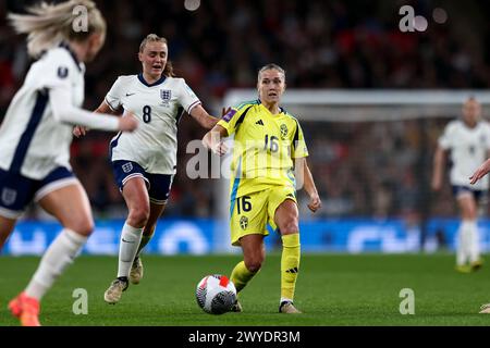 Filippa Angeldal aus Schweden gibt den Ball während des Gruppenspiels der UEFA Women European Championship League A zwischen England Frauen und Schweden am Freitag, den 5. April 2024, im Wembley Stadium in London. (Foto: Tom West | MI News) Credit: MI News & Sport /Alamy Live News Stockfoto
