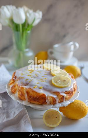 Ganzer Zitronensauce-Kuchen Stockfoto