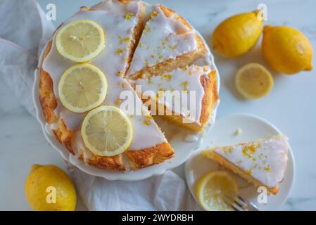 Ganzer Zitronensauce-Kuchen Stockfoto