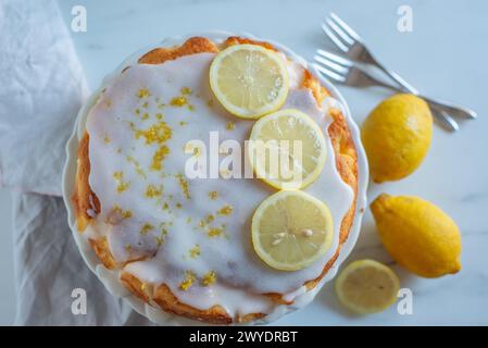 Ganzer Zitronensauce-Kuchen Stockfoto