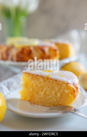 Ganzer Zitronensauce-Kuchen Stockfoto