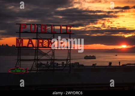 Seattle, USA. Februar 2024. Pike Place Market bei Sonnenuntergang. Stockfoto