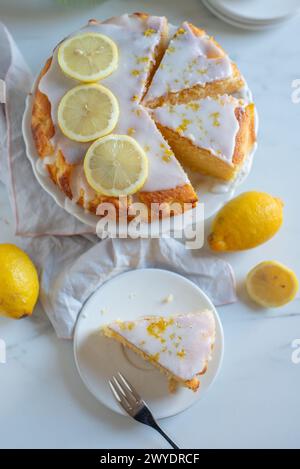 Ganzer Zitronensauce-Kuchen Stockfoto