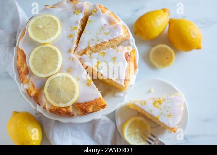 Ganzer Zitronensauce-Kuchen Stockfoto