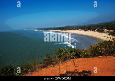 Atemberaubende Aussicht auf den Strand mit Touristen und Einheimischen in der Stadt (Dorf) Fischerdorf in Goa (oder Kerala Ot Karnataka). Menschen, die sich entspannen und das Leben in s genießen Stockfoto