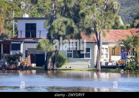 Samstag, 6. April 2024. Sydney wurde in den letzten 48 Stunden von einer Regenflut heimgesucht, wobei einige Gebiete, darunter Penrith, die stärksten Regenfälle aller Zeiten hatten. In Narrabeen wurden Bewohner um die Narabeen Lagune gebeten, wegen des steigenden Wasserspiegels vom Narrabeen Lake an den nördlichen Stränden von Sydney zu evakuieren. wo über 150 mm Regen gefallen sind. In New South Wales gab es mehr als 50 Hochwasserwachen entlang der Flüsse und es wird erwartet, dass der Warragamba-Damm ausläuft. Martin Berry @alamy Live News. Stockfoto