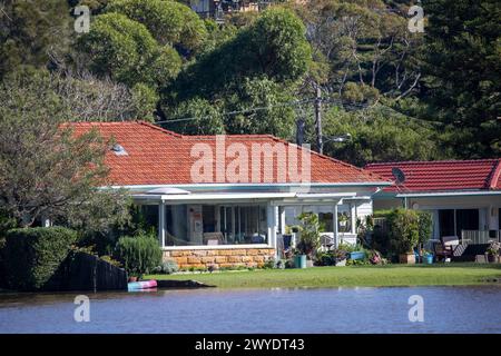 Samstag, 6. April 2024. Sydney wurde in den letzten 48 Stunden von einer Regenflut heimgesucht, wobei einige Gebiete, darunter Penrith, die stärksten Regenfälle aller Zeiten hatten. In Narrabeen wurden Bewohner um die Narabeen Lagune gebeten, wegen des steigenden Wasserspiegels vom Narrabeen Lake an den nördlichen Stränden von Sydney zu evakuieren. wo über 150 mm Regen gefallen sind. In New South Wales gab es mehr als 50 Hochwasserwachen entlang der Flüsse und es wird erwartet, dass der Warragamba-Damm ausläuft. Martin Berry @alamy Live News. Stockfoto