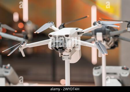 DJI Mavic Mini 3 im Ausstellungsraum. Thailand, Bangkok, 14. märz 2024. Stockfoto