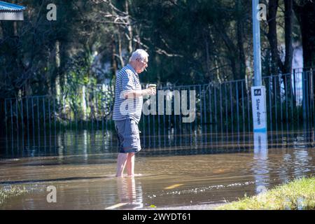 Samstag, 6. April 2024. Sydney wurde in den letzten 48 Stunden von einer Regenflut heimgesucht, wobei einige Gebiete, darunter Penrith, die stärksten Regenfälle aller Zeiten hatten. In Narrabeen wurden Bewohner um die Narabeen Lagune gebeten, wegen des steigenden Wasserspiegels vom Narrabeen Lake an den nördlichen Stränden von Sydney zu evakuieren. wo über 150 mm Regen gefallen sind. In New South Wales gab es mehr als 50 Hochwasserwachen entlang der Flüsse und es wird erwartet, dass der Warragamba-Damm ausläuft. Martin Berry @alamy Live News. Stockfoto