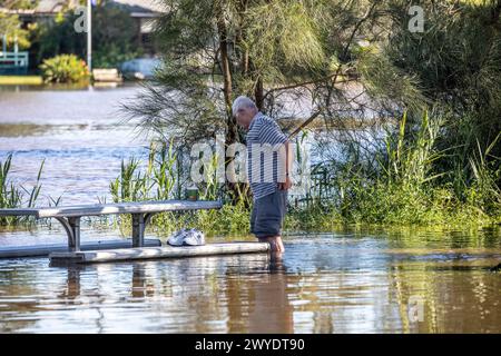 Samstag, 6. April 2024. Sydney wurde in den letzten 48 Stunden von einer Regenflut heimgesucht, wobei einige Gebiete, darunter Penrith, die stärksten Regenfälle aller Zeiten hatten. In Narrabeen wurden Bewohner um die Narabeen Lagune gebeten, wegen des steigenden Wasserspiegels vom Narrabeen Lake an den nördlichen Stränden von Sydney zu evakuieren. wo über 150 mm Regen gefallen sind. In New South Wales gab es mehr als 50 Hochwasserwachen entlang der Flüsse und es wird erwartet, dass der Warragamba-Damm ausläuft. Martin Berry @alamy Live News. Stockfoto