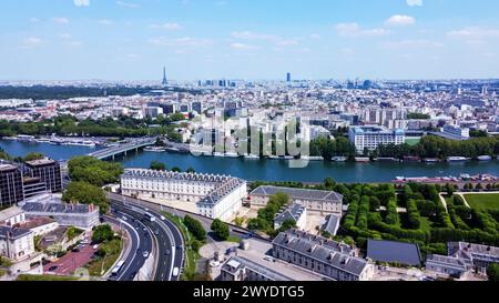 Fantastischer Blick auf die Drohne auf das Panorama von Paris: pont de Saint-Cloud, seine, Teil der Domaine National de Saint-Cloud. Schiffe, die auf Rive ankern Stockfoto