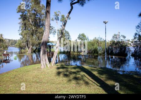 Samstag, 6. April 2024. Sydney wurde in den letzten 48 Stunden von einer Regenflut heimgesucht, wobei einige Gebiete, darunter Penrith, die stärksten Regenfälle aller Zeiten hatten. In Narrabeen wurden Bewohner um die Narabeen Lagune gebeten, wegen des steigenden Wasserspiegels vom Narrabeen Lake an den nördlichen Stränden von Sydney zu evakuieren. wo über 150 mm Regen gefallen sind. In New South Wales gab es mehr als 50 Hochwasserwachen entlang der Flüsse und es wird erwartet, dass der Warragamba-Damm ausläuft. Martin Berry @alamy Live News. Stockfoto