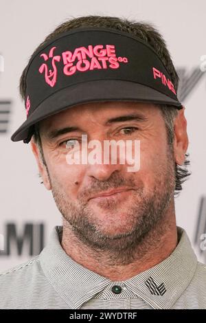 Doral, Florida, USA. April 2024. Bubba Watson von den RangeGoats spricht nach der ersten Runde des LIV Golf Miami im Trump National Doral mit den Medien. (Kreditbild: © Debby Wong/ZUMA Press Wire) NUR REDAKTIONELLE VERWENDUNG! Nicht für kommerzielle ZWECKE! Quelle: ZUMA Press, Inc./Alamy Live News Stockfoto