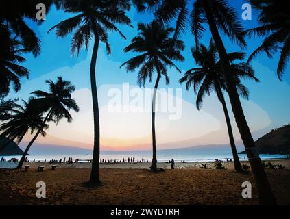 Fantastischer Sonnenuntergang (blaue Stunde - Dämmerung) mit Silhouetten von Palmen und Strand und Menschen in der Ferne. Thema der restaurierten in Südindien in Goa (oder Ka Stockfoto