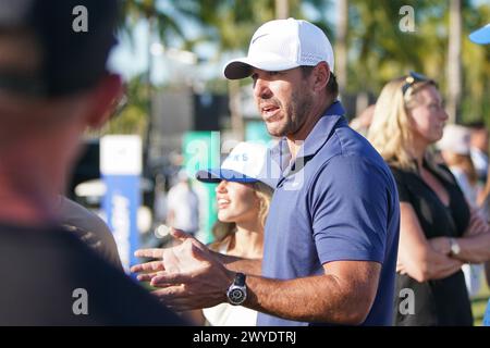 Doral, Florida, USA. April 2024. Brooks Koepka von Smash spricht mit Freunden nach der ersten Runde des LIV Golf Miami im Trump National Doral. (Kreditbild: © Debby Wong/ZUMA Press Wire) NUR REDAKTIONELLE VERWENDUNG! Nicht für kommerzielle ZWECKE! Quelle: ZUMA Press, Inc./Alamy Live News Stockfoto